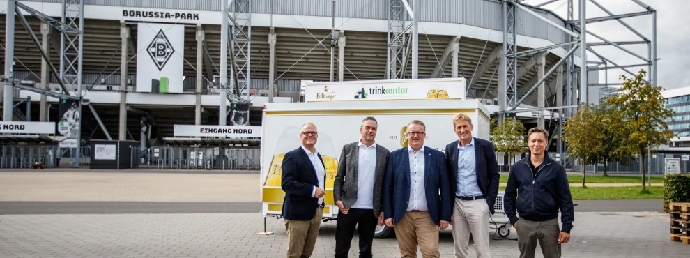 Fünf Männer stehen vor dem Borussia-Park.
