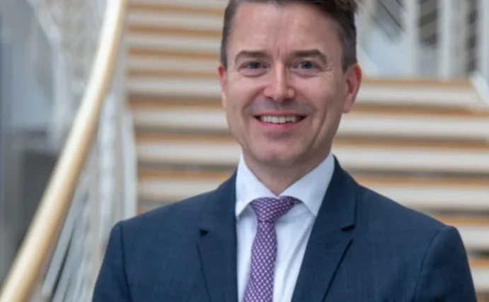 Porträtbild von Dr. Oliver Gröne