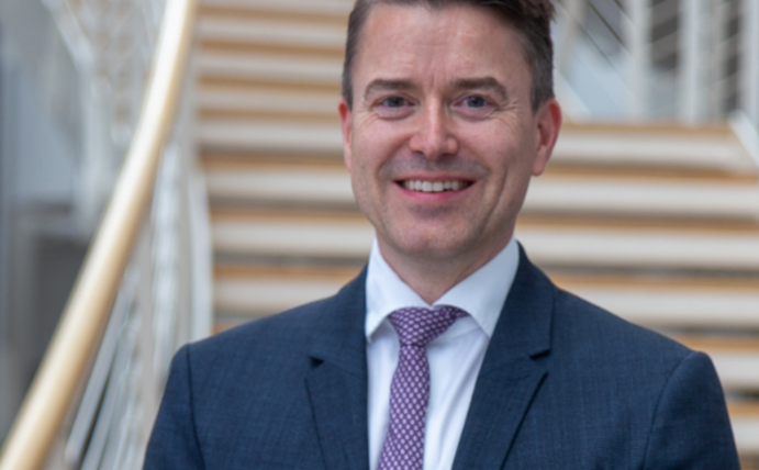 Porträtbild von Dr. Oliver Gröne