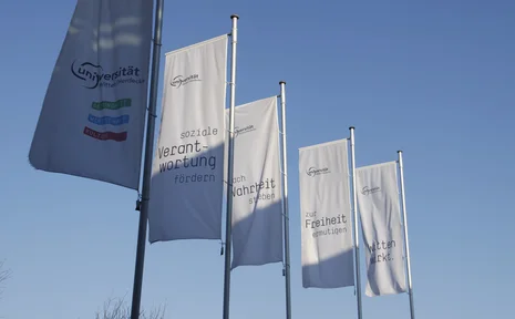 Symbolbild von Flaggen vor dem Hauptgebäude der UW/H