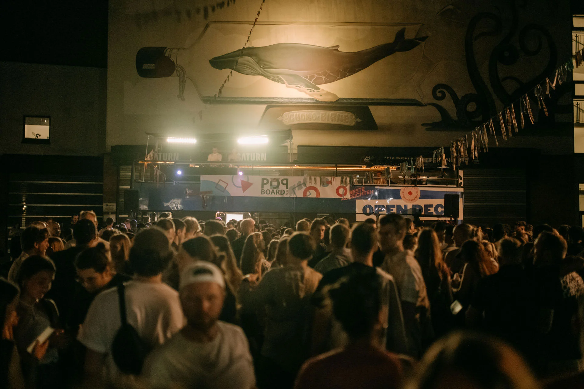 Celebrations in Witten (Photo: Wiesenviertel e. V. | Dana Schmidt) A photo of a crowd at a town festival at night.