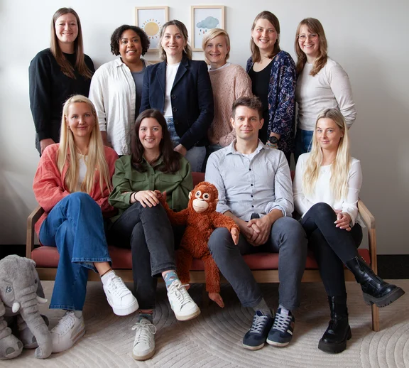 Teamfoto der Psychotherapeutischen Ambulanz für Kinder, Jugendliche und ihre Familien (Foto: UW/H | Kathrin Gloe) Teamfoto