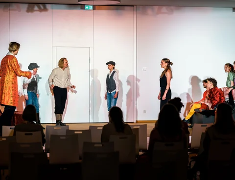 Theatre course as part of the Studium fundamentale at the UW/H (Photo: UW/H) Performance by the theatre course of the Studium fundamentale at UW/H