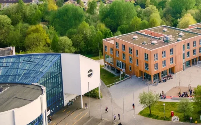 Gebäudeaufnahme der Universität Witten/Herdecke von außen