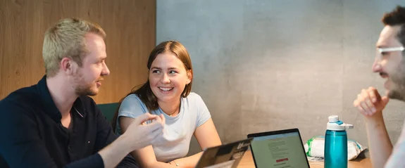 Studierende lernen gemeinsam in einer Lernecke