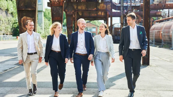 Fünf FUK-Personen laufen nebeneinander (gestelltes Foto)