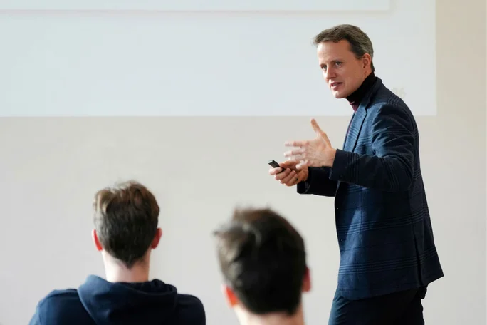 Studierende erhalten Praxiswissen aus erster Hand (Foto: UW/H) Foto von einem Referenten, der zu Seminarteilnehmenden spricht.