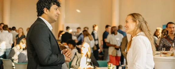 We bring students and businesses together (Photo: UW/H │ Michael Kotowski). A photo of two people in conversation.