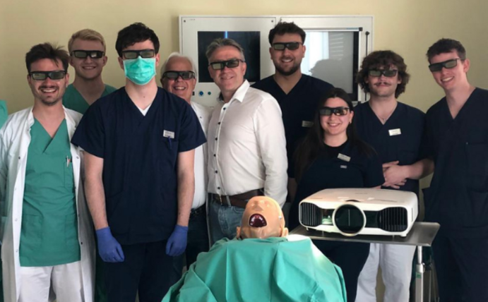 Group picture around a phantom head