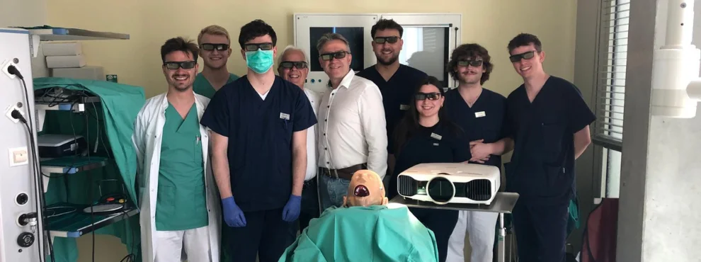 Gruppenbild um einen Phantomkopf