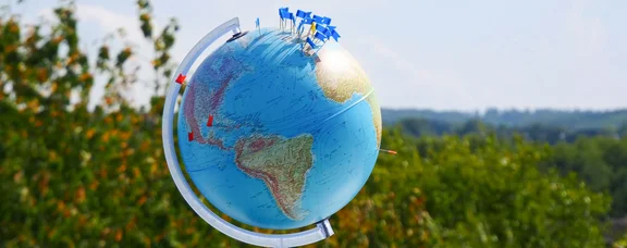Partner universities worldwide (Photo: UW/H | Julian Kliem) Globe showing the locations of UW/H’s partner universities