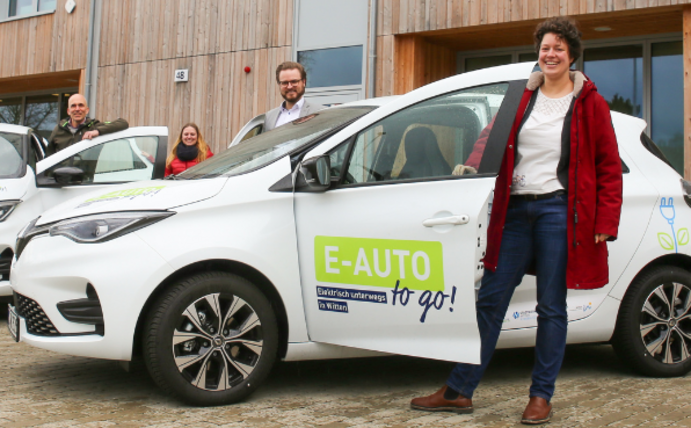 Manuel Schlottbom (Gründer wuddi GmbH), Dr. Dirk Jakobs (Vizepräsident für Organisationsentwicklung an der UW/H), Kaja Fehren (Klimaschutzmanagerin Stadt Witten), Patrick Berg (Abteilungsleiter Energiedienstleistungen bei den Stadtwerken Witten) und Dr. Annaliesa Hilger (Leiterin Vernetzungsstelle Nachhaltigkeit an der UW/H) mit den zwei neuen E-Autos