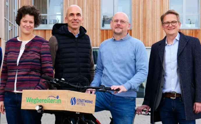 Gruppenbild: Lastenrad mit  Lukas Stahl (Pottkutsche), Annaliesa Hilger, Dirk Jakobs, Markus Gruschke (UW/H) und Andreas Schumski (Stadtwerke)
