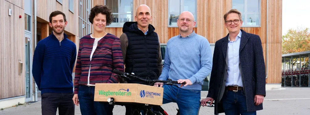 Group photo: cargo bike with Lukas Stahl (Pottkutsche), Annaliesa Hilger, Dirk Jakobs, Markus Gruschke (UW/H) and Andreas Schumski (Stadtwerke)
