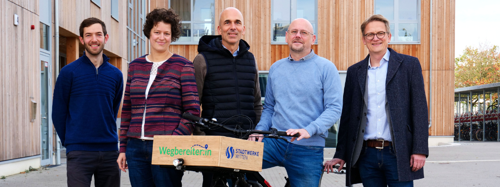 Gruppenbild: Lastenrad mit  Lukas Stahl (Pottkutsche), Annaliesa Hilger, Dirk Jakobs, Markus Gruschke (UW/H) und Andreas Schumski (Stadtwerke)