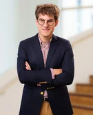 Porträtfoto von Univ.-Prof. Dr. Jan Philipp Röer