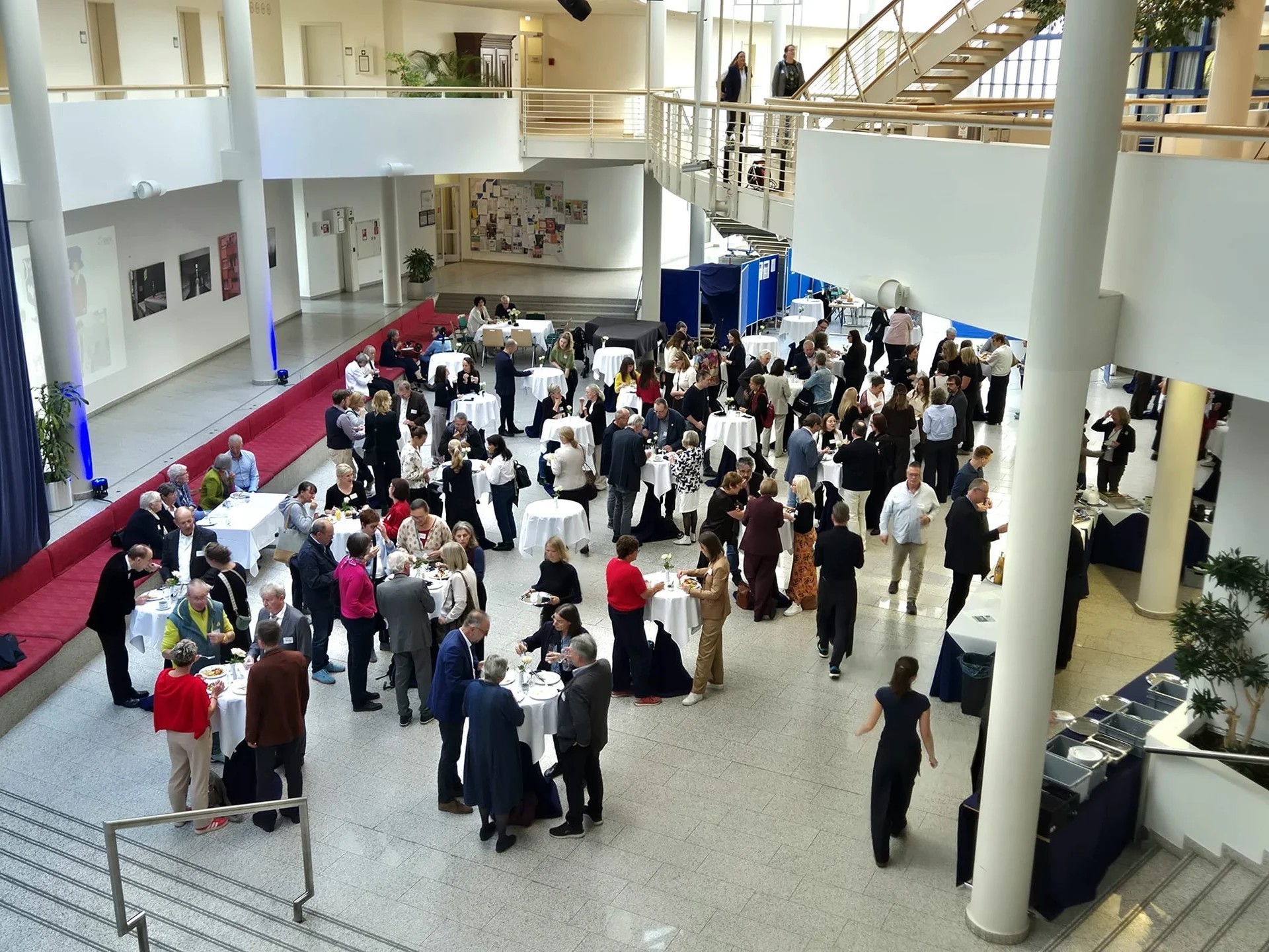 30 Jahre Pflegewissenschaft großer Saal (Foto: Kristin Schütz) Die Teilnehmenden des Jubiläums essen gemeinsam im großen Saal