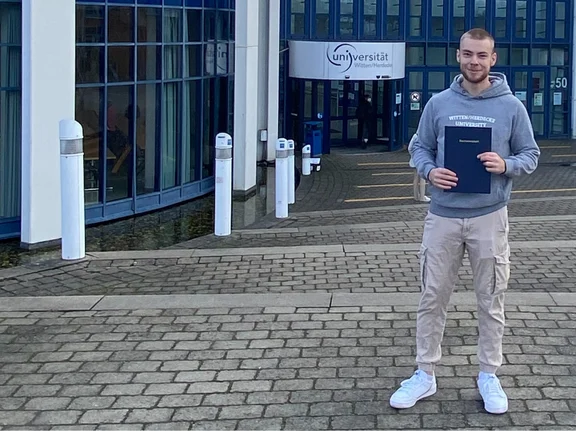 Alumnus Fabian Schmidt vor der UW/H.