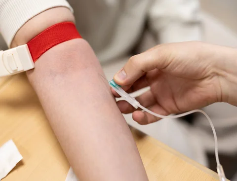 The IZVF is dedicated to sustainable healthcare research. (Photo: UW/H | Michael Schwettmann) Close-up of a needle being inserted into a vein in the arm