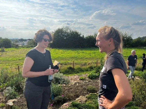 Zwei Projektbeteiligte stehen auf dem Acker.