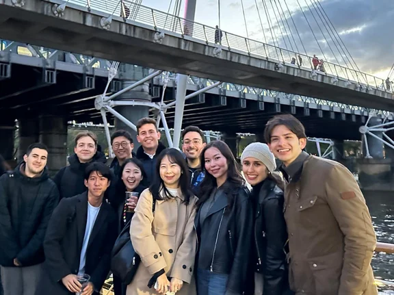 Studierende stehen vor einer Brücke in London.