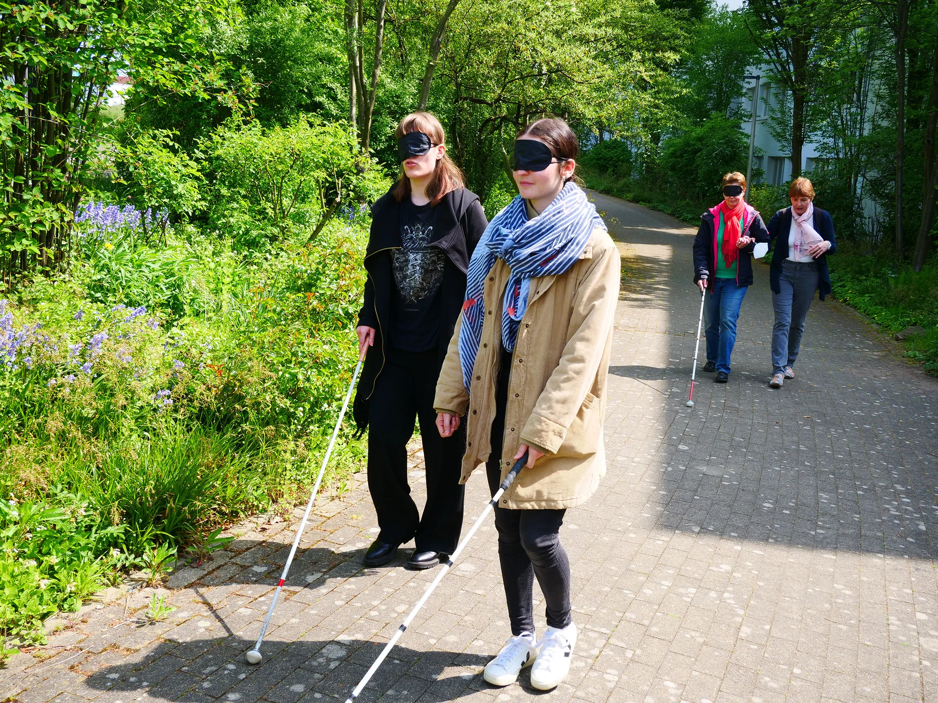 Inklusionstag an der UW/H (Foto: UW/H | Malte Langer) Ausgestattet mit Dunkelbrille und Blindenstock lassen sich Universitätsangehörige über den Campus führen. Ihnen wird so der Alltag eines blinden Menschen ein Stück nähergebracht.