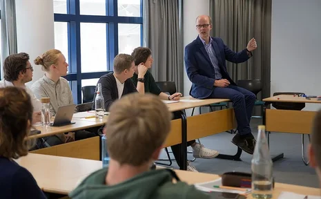 Online-Info-Session für Studieninteressierte zum berufsbegleitenden Witten MBA im März (Foto: UW/H) Porträtbild Prof. Dr. Dirk Sauerland