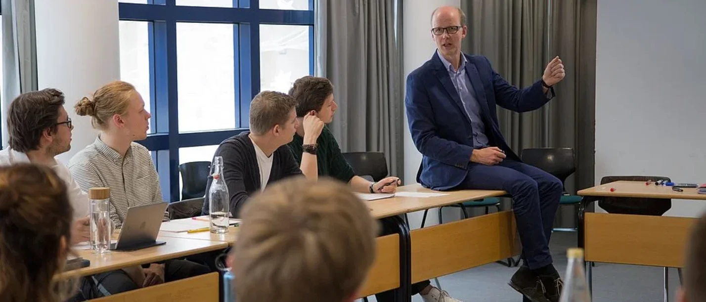 Porträtbild Prof. Dr. Dirk Sauerland