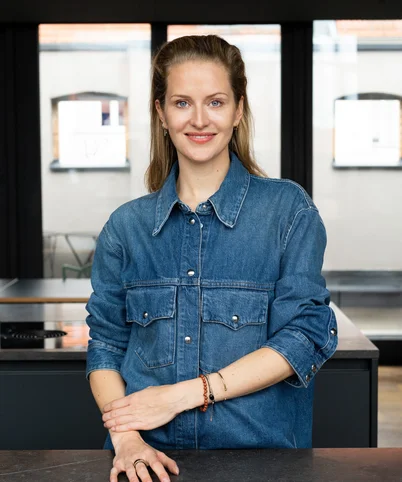 UW/H-Alumna Lara Daniel ist Mitgründerin der Agentur Pulse Advertising (Foto: Pulse Advertising) Portrait einer Frau.