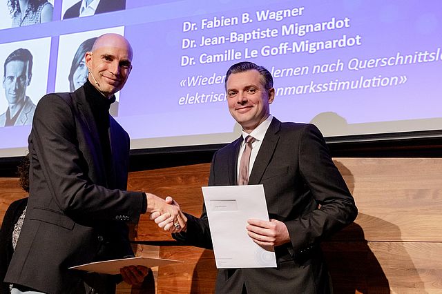 Prof. Olaf Blanke, Vize-Präsident der Stiftung Pfizer (l.), mit Dr. Ulf Kallweit bei der Preisverleihung