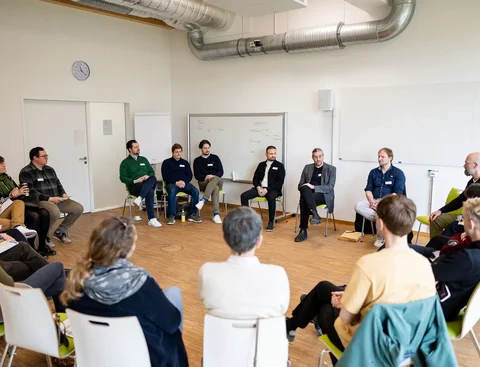 Workshop beim Alumnitreffen (Foto: UW/H | Michael Schwettmann) Foto einer Personengruppe im Stuhlkreis.