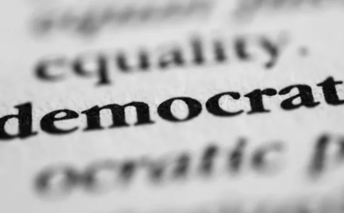 Schriftzug "democratic"
