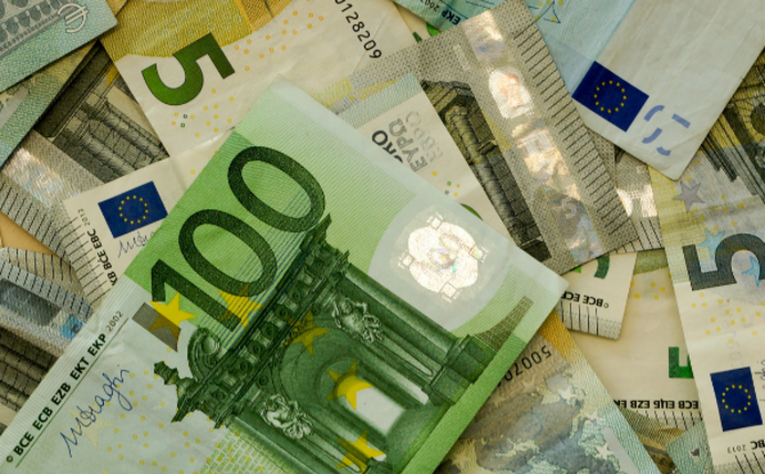 Symbolbild für die Überschuldung bei Krebserkrankungen, zu sehen sind mehrere Euroscheine.