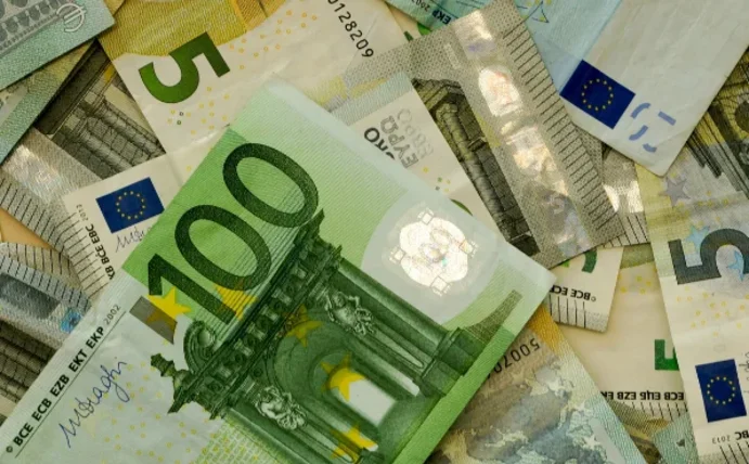 Symbolbild für die Überschuldung bei Krebserkrankungen, zu sehen sind mehrere Euroscheine.