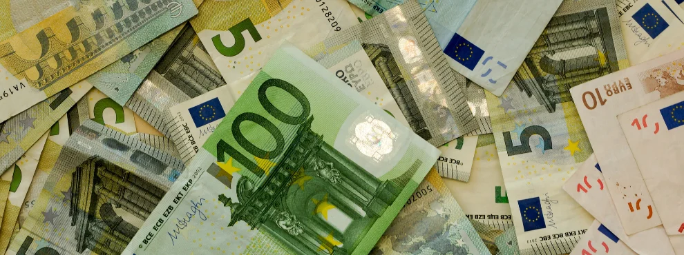 Symbolbild für die Überschuldung bei Krebserkrankungen, zu sehen sind mehrere Euroscheine.