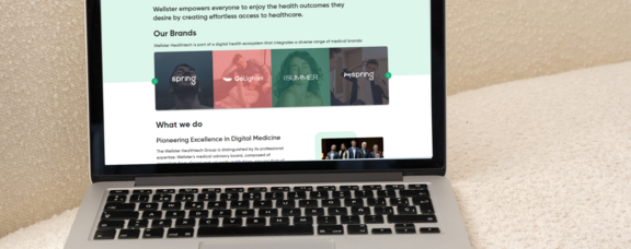 ie Wellster Healthtech Group betreibt mehrere Online-Plattformen, über die Patient:innen telemedizinische Angebote in Anspruch nehmen können. (Foto: Canva I Wellster) Das Bild zeigt einen Laptop auf einer Couch. Auf dem Monitor ist die Website der Wellster Digital Healthtech Group.