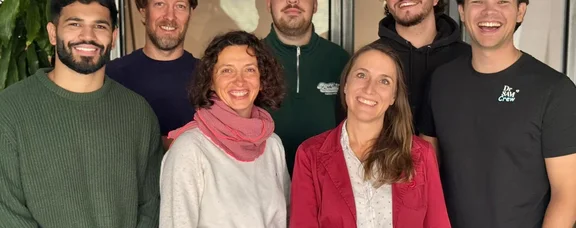 Gruppenfoto von fünf Männern und zwei Frauen.