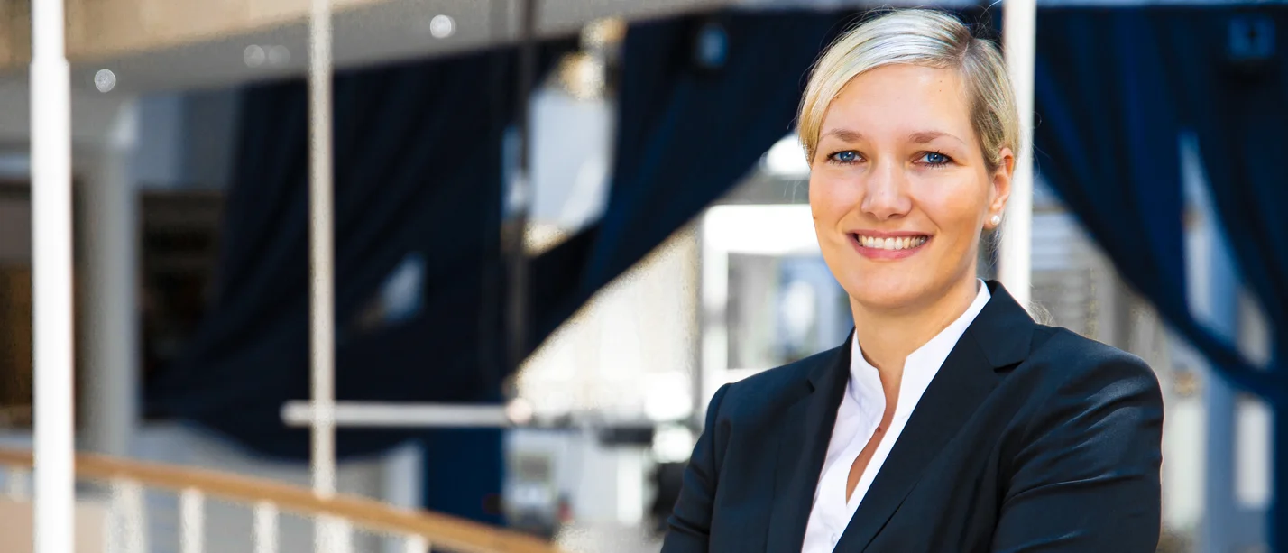 Portrait einer Frau vor einem Geländer