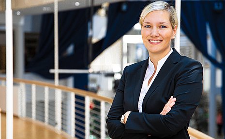 Portrait einer Frau vor einem Geländer