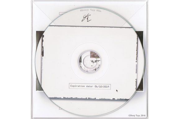 3 Years and 6 Months of Digital Decay, 2016–2019, CD-R (Audioanleitung und Offline-Index zum web-basierten Artwork). Foto: ©Shinji Toya. Ansicht einer transparenten CD-Hülle.