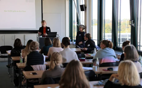 IGIM introductory seminar at the UW/H (Photo: David Roeder) PhD students are sitting in a seminar room, listening to the lecturer standing at the front.