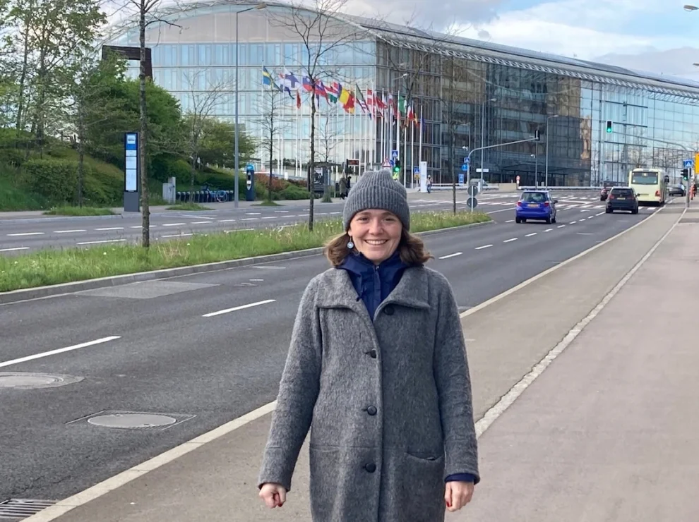 Bild von Marla vor der Europäischen Investmentbank