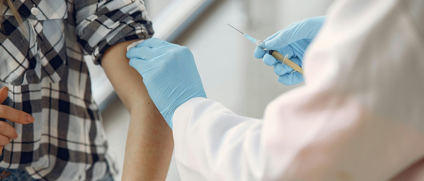 Potenzial von Vektor- und MRNA-Impfstoffen für die moderne Medizin (Foto: pexels | Gustavo Fring) Mann impft eine Frau in den Arm.