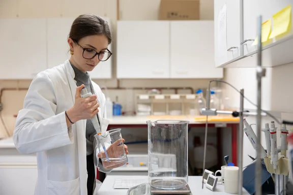 UW/H offers a wide range of career opportunities in science. (Photo: UW/H | Michael Schwettmann) A young woman is standing in a laboratory carrying out tests.