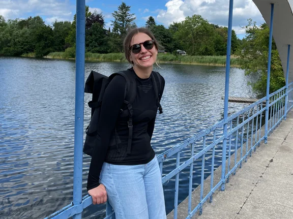 Carlotta Fehrmann moved from Kiel to Witten to study medicine at UW/H. (Photo: private) Carlotta Fehrmann leans against a bridge and smiles into the camera.