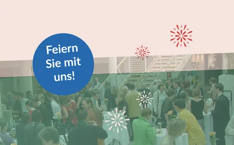 Das Department für Pflegewissenschaften an der Universität Witten/Herdecke feiert in diesem Jahr sein 30-jähriges Bestehen. (Foto: UW/H) Das Veranstaltungsbanner zeigt eine Veranstaltung mit vielen Menschen aus der Aufsicht. Darauf liegt ein blauer Kreis mit weißem Schriftzug.