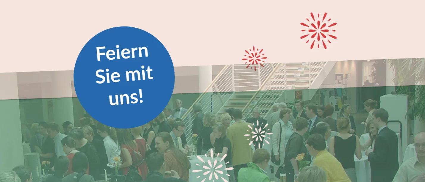 Das Veranstaltungsbanner zeigt eine Veranstaltung mit vielen Menschen aus der Aufsicht. Darauf liegt ein blauer Kreis mit weißem Schriftzug.