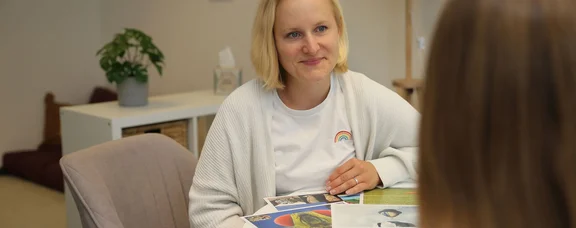 Therapiegespräch am Zentrum für Psychische Gesundheit und Psychotherapie (Foto: UW/H) Eine Therapeutin im Gespräch mit einer jungen Patientin am Zentrum für Psychische Gesundheit und Psychotherapie