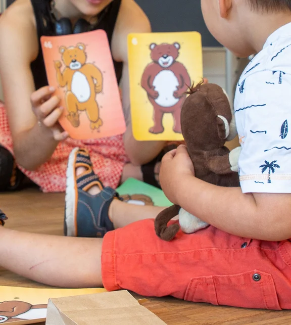 Angebot für Babys und Kleinkinder am ZPP (Foto: UW/H) Ein Kleinkind betrachtet verschiedene Bilder.