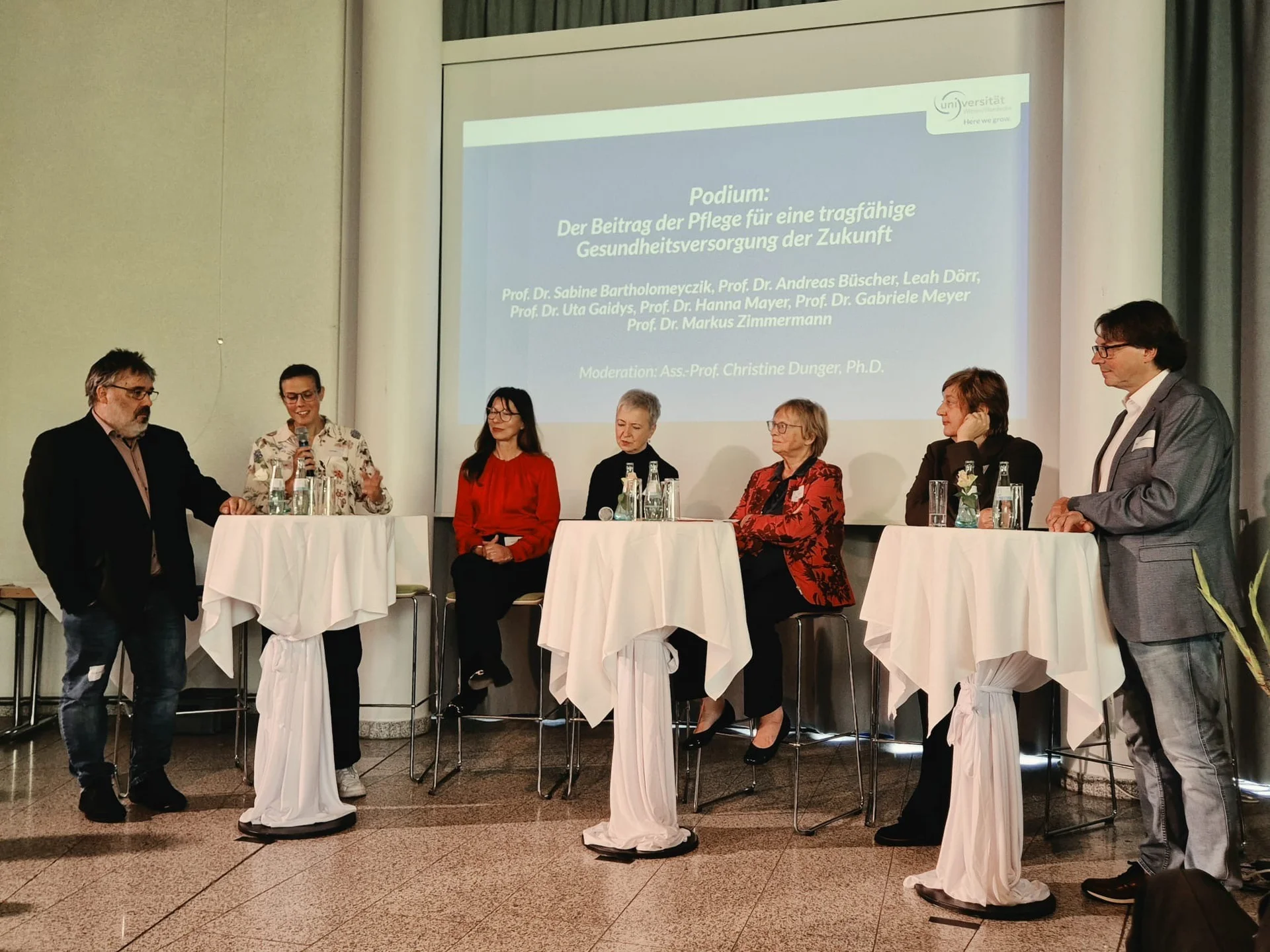Podiumsdiskussion 30 Jahre Pflegewissenschaft (Foto: Kristin Schütz) Podiumsdiskussion 30 Jahre Pflegewissenschaft